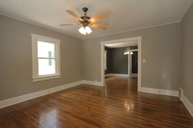 Building Photo - 625 E Cozy St