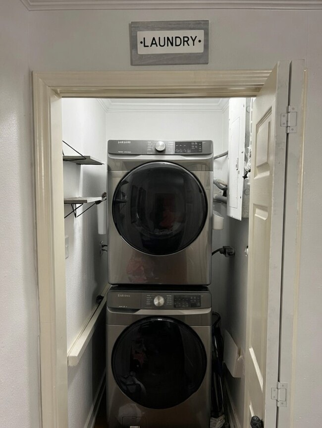 Building Photo - 221 Hyta St