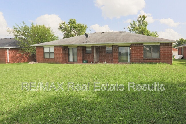 Building Photo - 2223 W Roselawn St