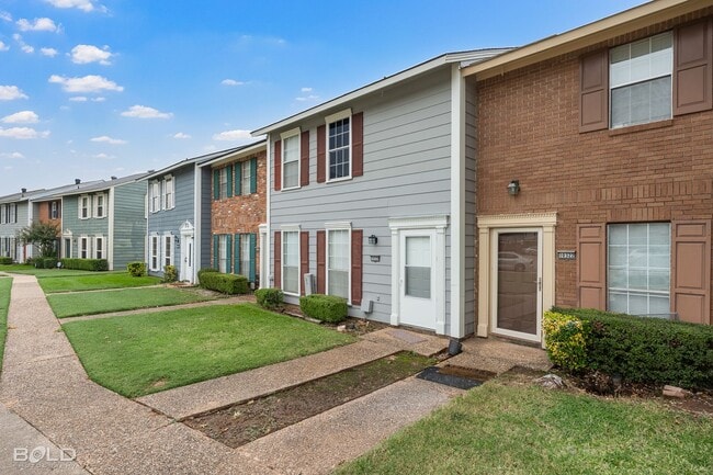 Building Photo - 3 bed 2 bath Town House