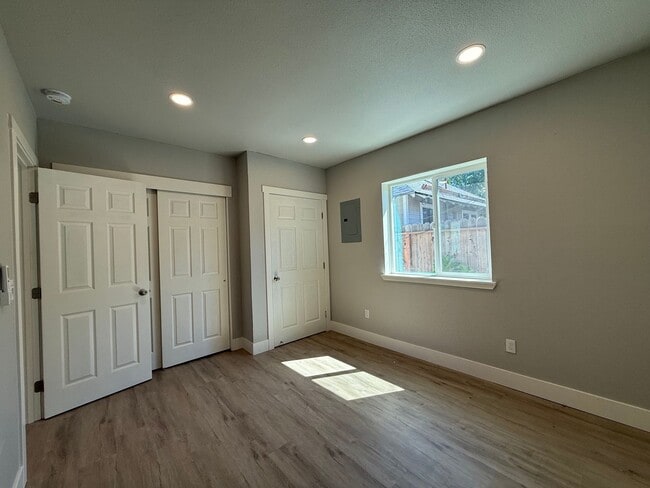 Building Photo - AVAILABLE NOW!  Newly Remodeled 1 bedroom, 1 bath in downtown area, won't last long!
