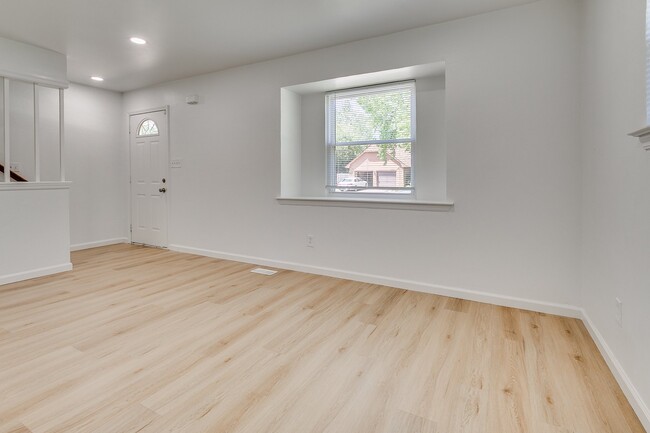 Building Photo - 1430 Westbrooke Terrace