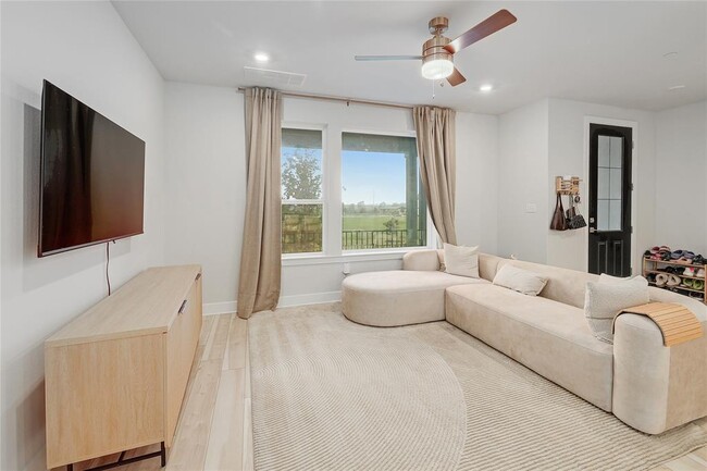 Building Photo - 207 Flowers Ave