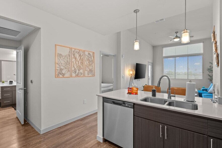 Building Photo - 711 W Broadway Rd