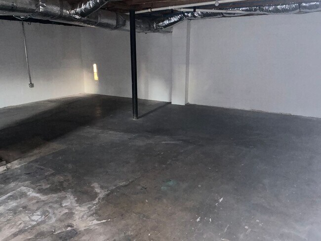 Building Photo - 220 Crossland Ave