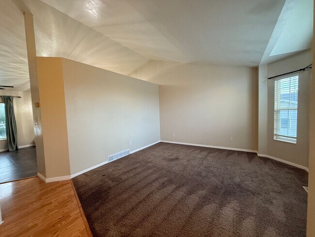 Building Photo - Spacious 5-Bedroom Home in Clinton!
