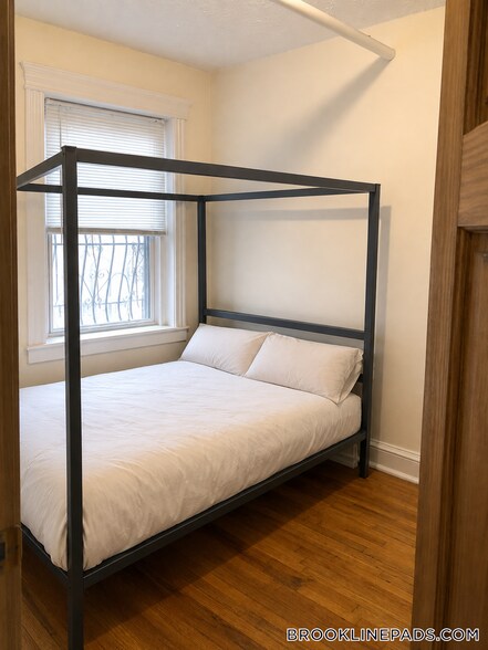 Building Photo - 352 Riverway