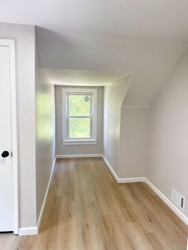 Building Photo - Move In Ready....4748 Warnock Ave