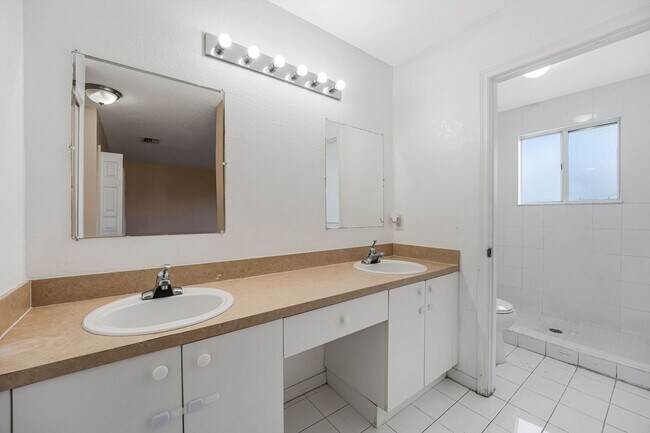 Building Photo - Beautiful 3-bedroom, 2.5-bath two-story townhouse in a well managed community