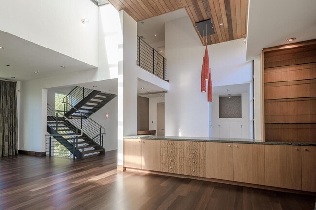 Building Photo - 2510 Skyfarm Dr