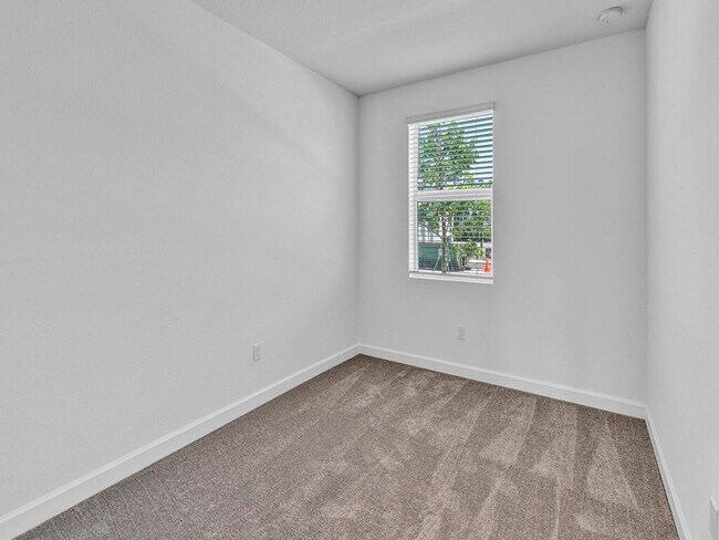 Building Photo - 380 SE Crossoak Ln