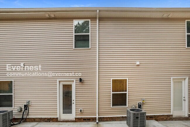 Building Photo - 2 Bedroom Townhome with Garage / Pet-Frien...