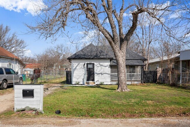 Building Photo - 918 W 3rd St