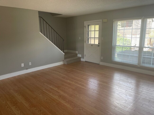 Building Photo - South Denver, 2 bed 2.5 bath Townhome, 2 C...