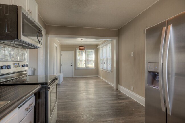 Building Photo - 5 Bedroom 2.5 Bath Midtown Home