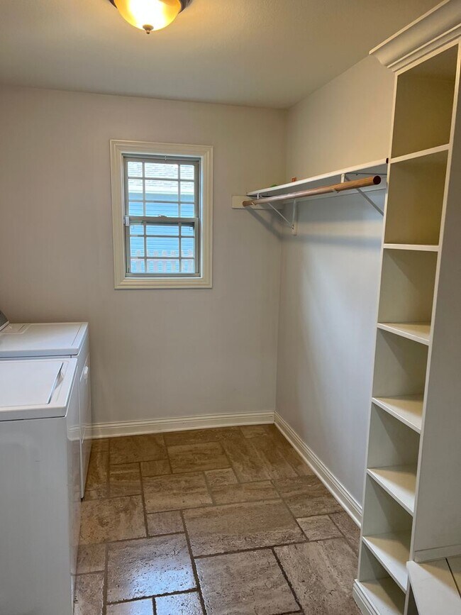 Building Photo - 3 bedroom, 2 bathroom, 2 car garage, single family home located on the south of town