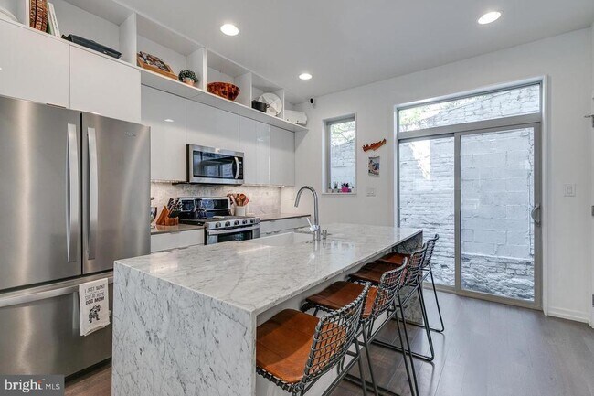 Building Photo - 938 N Leithgow St