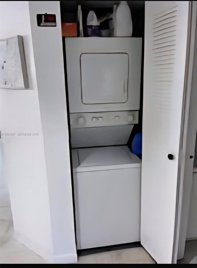 Building Photo - 900 SW 142nd Ave