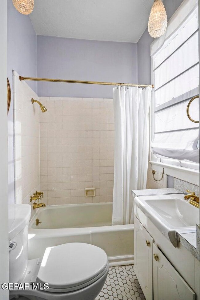 Building Photo - 3225 Fort Blvd