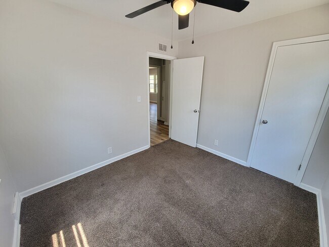 Building Photo - 5935 Bellaire St