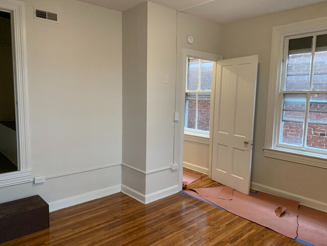 Building Photo - Video in Photos! 2 Bedroom Apartment!