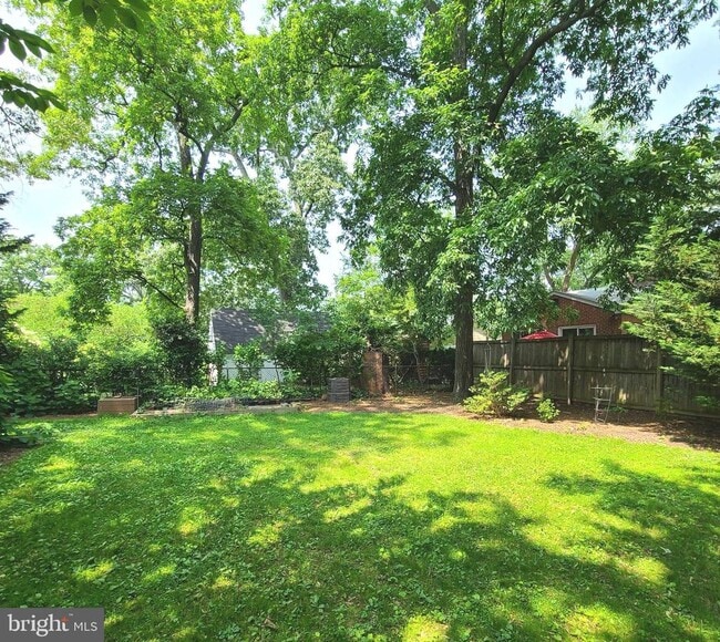 Building Photo - 855 N Larrimore St