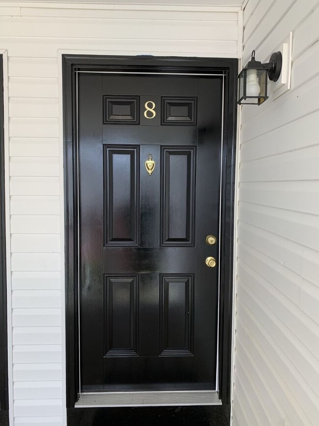 Building Photo - Condo available 8/7! All utilities included