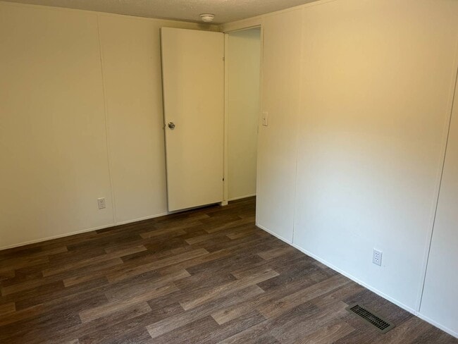 Building Photo - 1509 Bunnys Dr