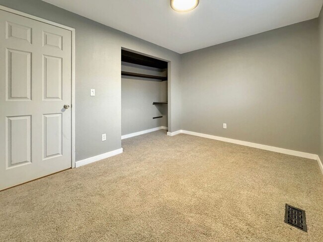 Building Photo - Pet-Friendly Newly Remodeled 3-Bedroom Home in South West Boise with Granite Counters, Gas Firepl...