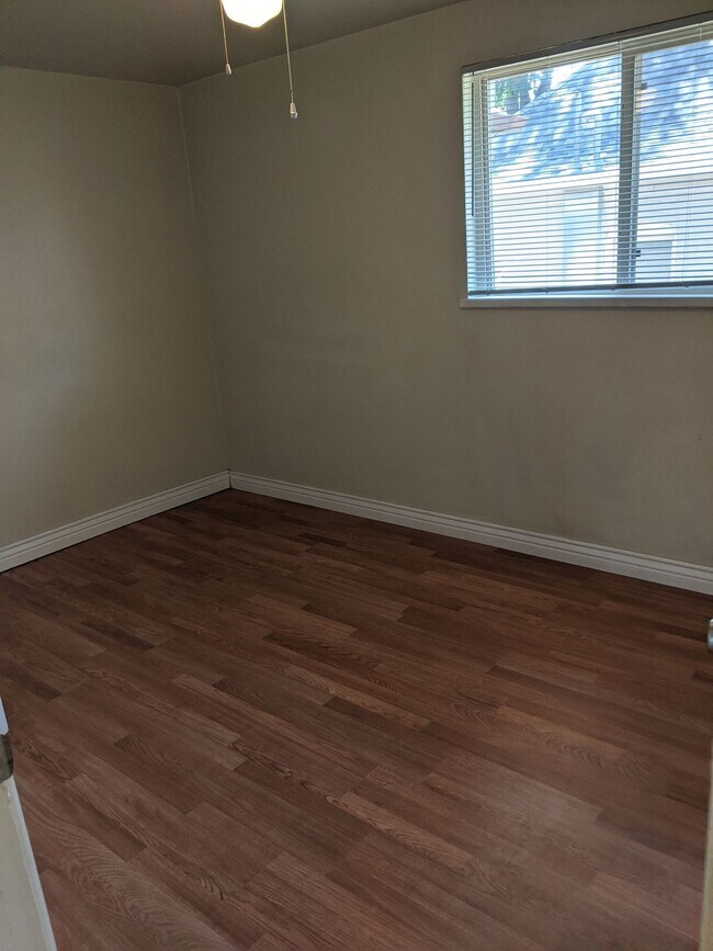 Building Photo - West Wash Park 2/1 Lots of Light, Mountain View and Reserved Parking!!