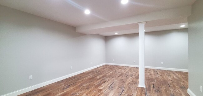 Building Photo - 4-bedroom 3-bathroom home minutes to Downt...