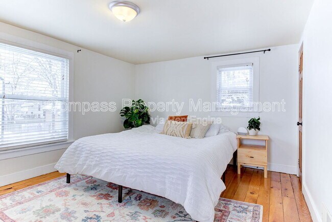 Building Photo - 328 Visser Pl SE