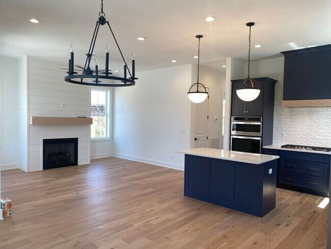 Building Photo - 4 Bed 3 Bath - 4 Min from Downtown - LAWN CARE INCLUDED