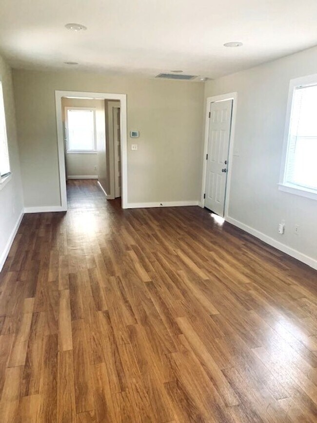 Building Photo - 871 Dowdell Ln