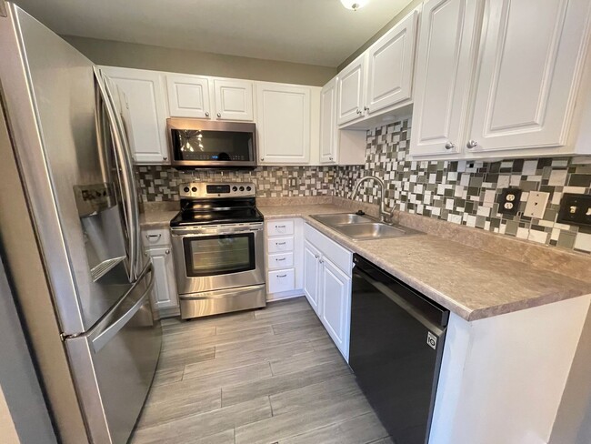 Building Photo - Move In Ready! 2 bed/4 bath townhouse with...