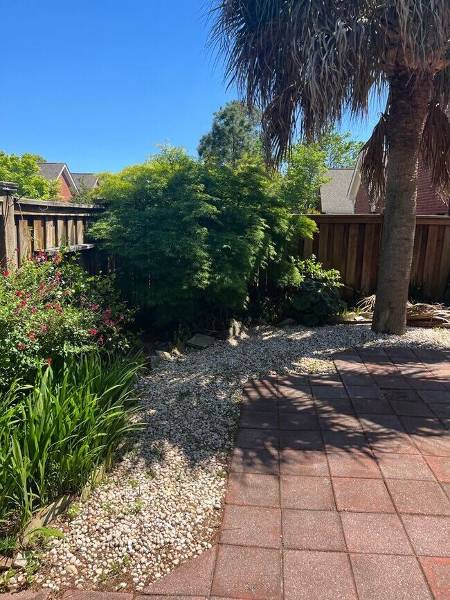 Building Photo - Merestone 1 level brick patio home. 2 Car garage, walk to The Point Shopping, restaurants and mov...