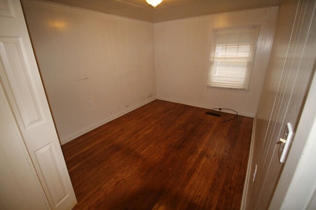 Building Photo - Two Bedroom Home With Fresh Paint And New ...