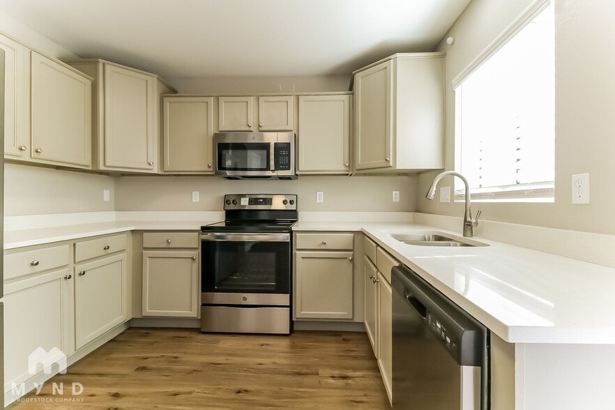 Building Photo - 12333 W Rosewood Dr