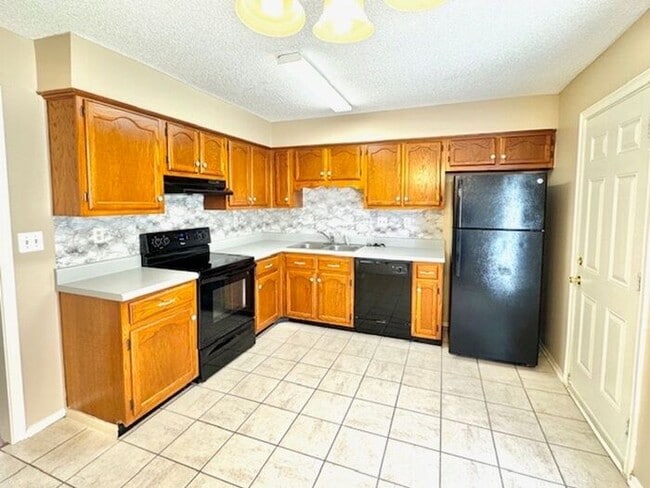 Building Photo - Available September 26, 2025, Charming 3 B...