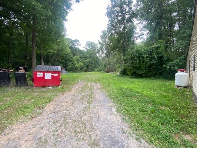 Building Photo - Spacious 3 bedroom 2 bath with 1 stall garage duplex outside city of Watertown for rent!