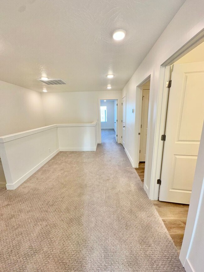 Building Photo - Desert Color Townhome!