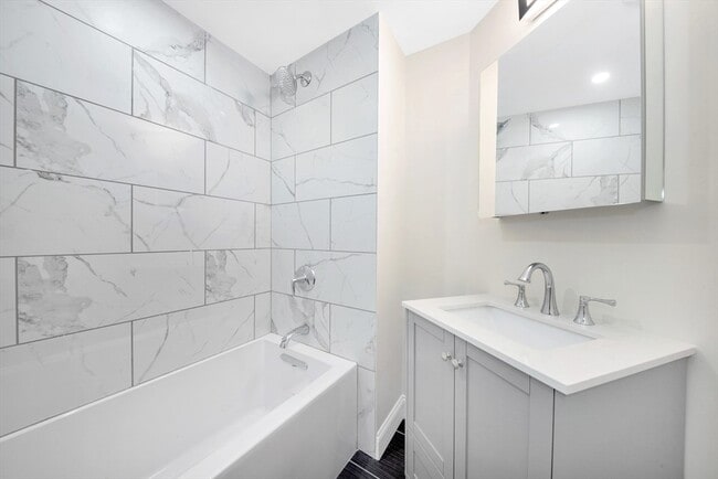 Building Photo - 105 School St