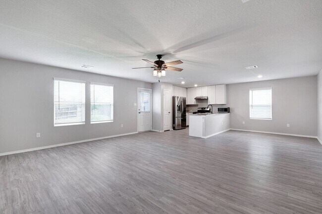 Building Photo - ***MOVE-IN SPECIAL: THREE WEEKS FREE***Mod...
