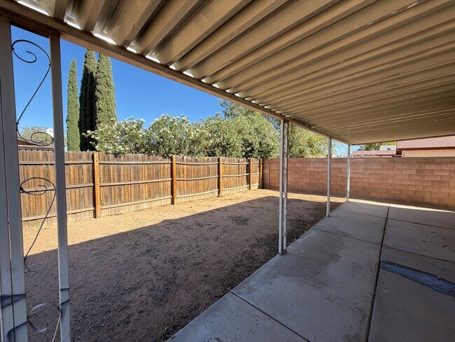 Building Photo - Centrally Located