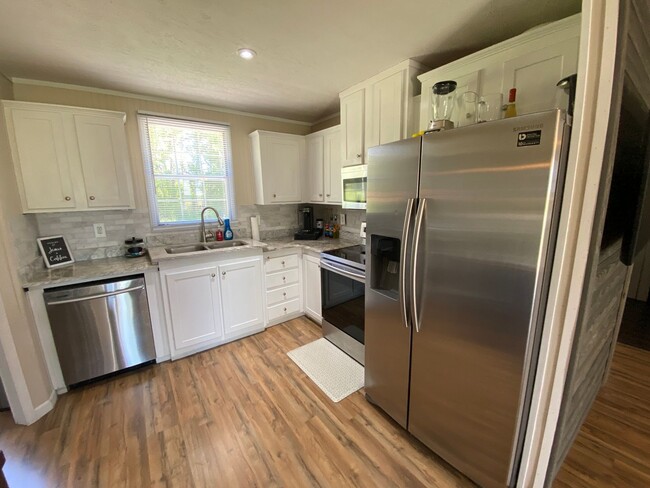 Building Photo - FOR RENT - Love the country?  Love to hunt?  If so, this one is for you!