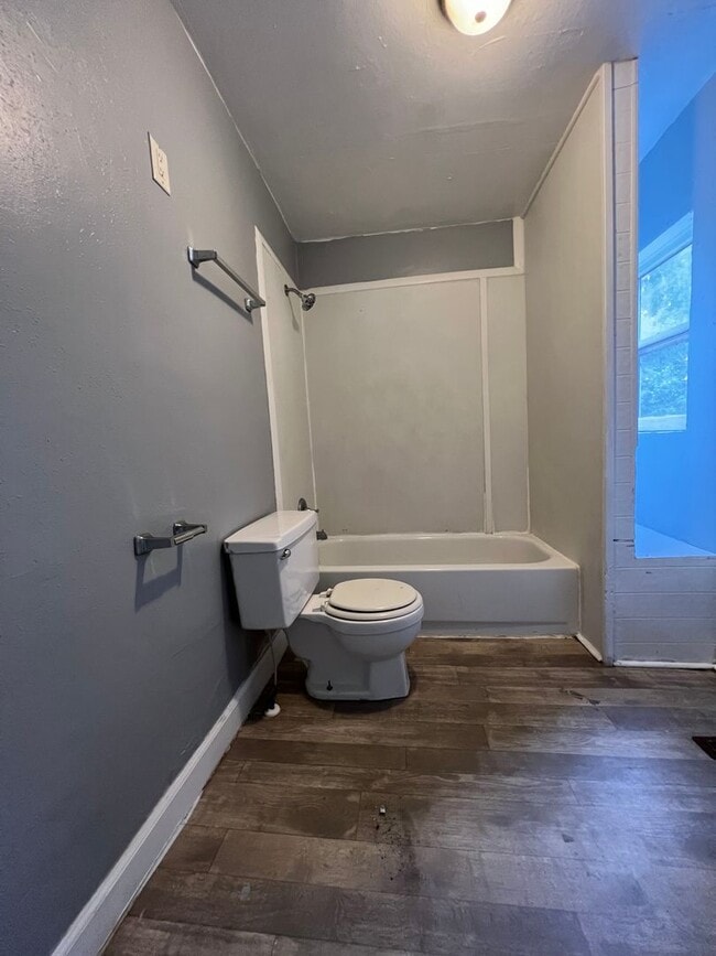 Building Photo - Available Now 4 Bedroom, 2 Full Bath Home