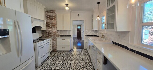 Building Photo - 582 Canal St