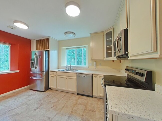 Building Photo - Huge 5 Bedroom Cabin-Style Home on 2+ Wood...