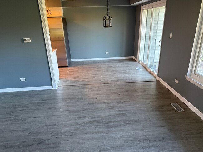 Building Photo - 1319 Kingsbury Dr