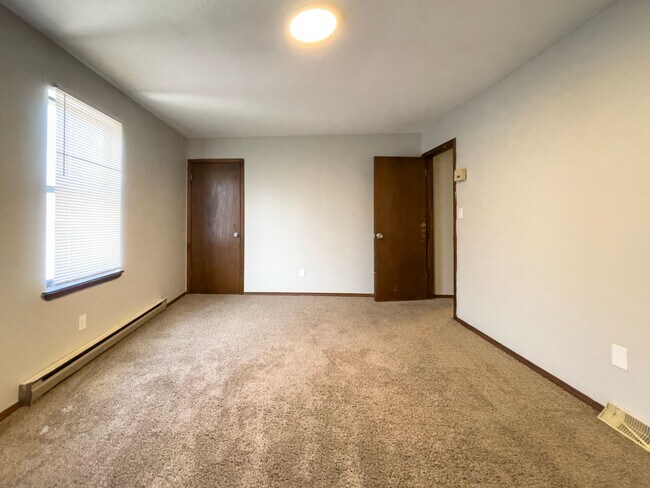 Building Photo - 2213 E Memorial Dr